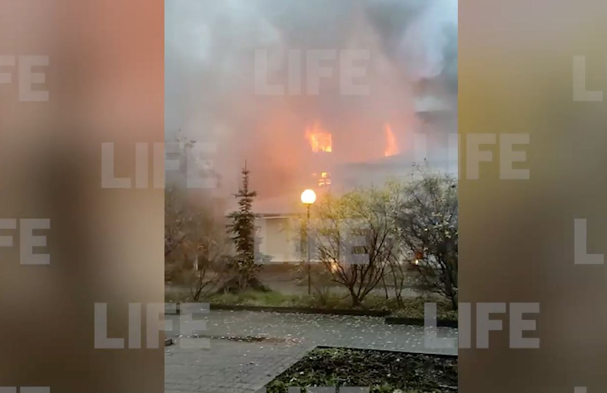 Пожар произошёл в трёхэтажном здании в центре Москвы