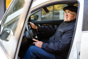 Учёные выяснили, почему пожилые водители чаще путают педали газа и тормоза