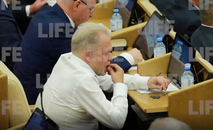 Закон без лишней шелухи: Депутат увлечённо лузгал семечки на историческом заседании Госдумы 