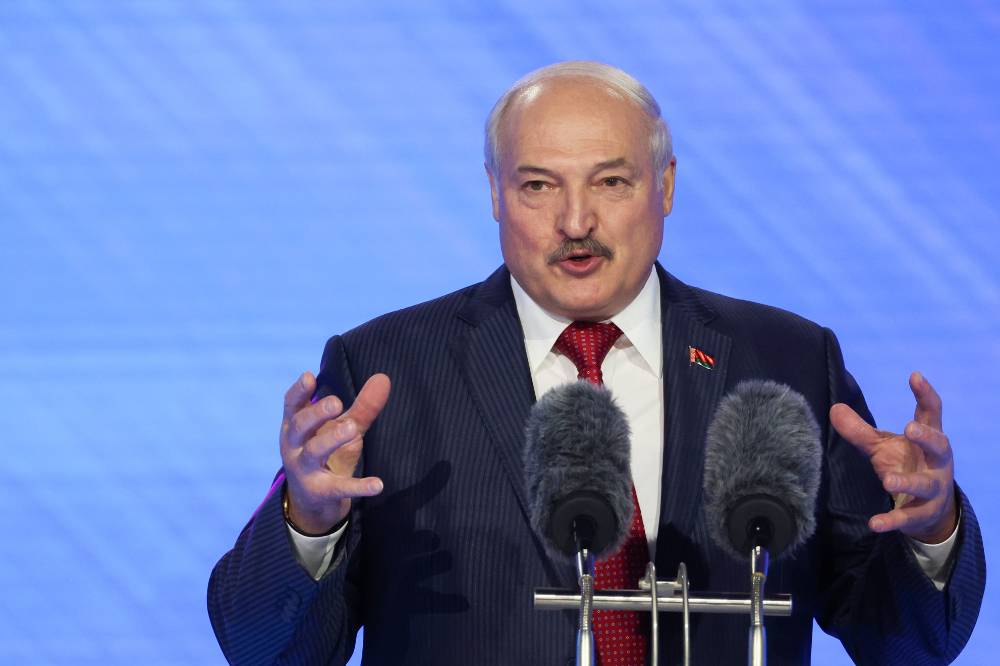 Лукашенко призвал мобилизовать всех белорусов для уборки картофеля и других культур