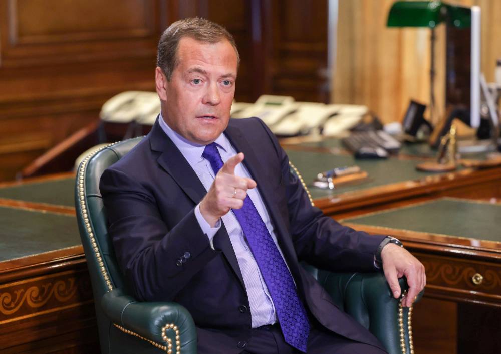Медведев призвал не отказываться от нынешней системы высшего образования в России