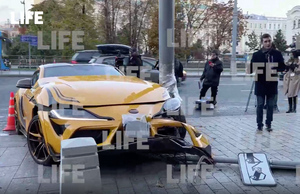 Лихач устроил опасный дрифт в центре Москвы и разбил элитный спорткар о столб