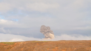 Вулкан Эбеко выбросил пепел на четыре километра в высоту