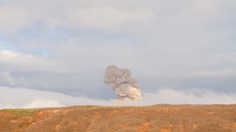 Выброс пепла на вулкане Эбеко. Фото © sakh.online / Сергей Лакомов