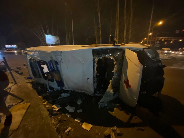 Пьяный водитель иномарки проехал на красный и протаранил машину с медиками в Новосибирске