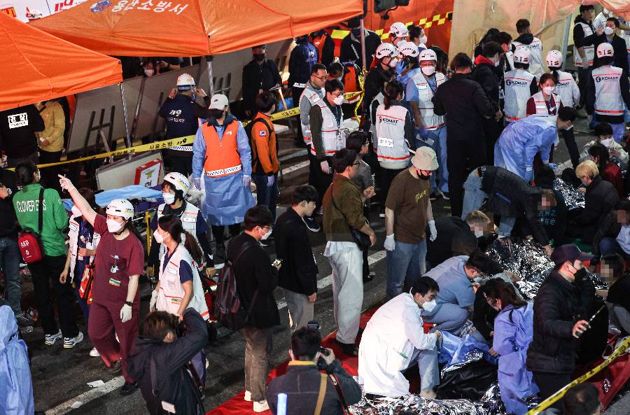 Помощь пострадавшим на месте давки в Сеуле. Фото © ТАСС / AP / YONHAP