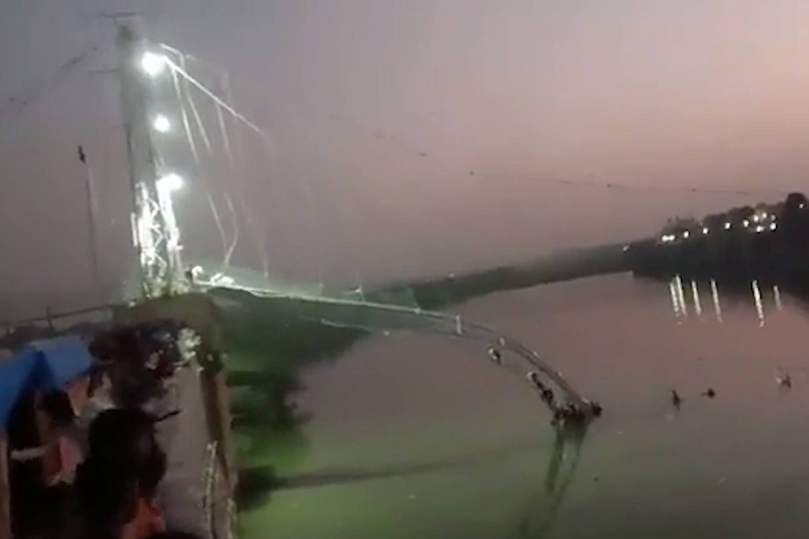 NDTV: Количество жертв обрушения моста в Индии возросло до 60