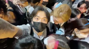 "Нас тупо давят": Начало смертельной давки в Сеуле попало на видео