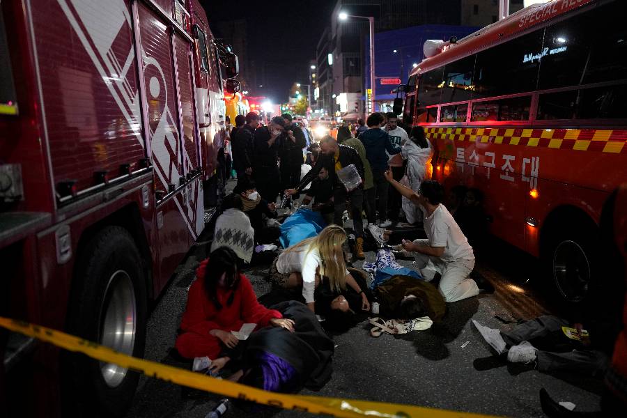 Помощь пострадавшим во время давки в Сеуле. Фото © ТАСС / AP / Lee Jin-man