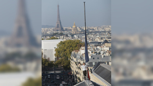 В Париже экоактивист привязал себя к французскому флагу на крыше Пантеона