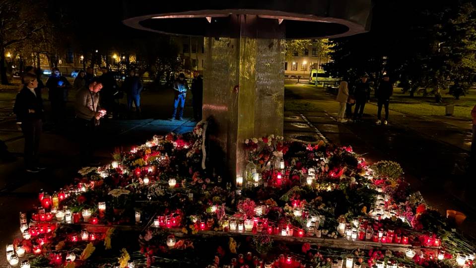 В Латвии люди ночью пришли попрощаться с памятниками ВОВ перед сносом