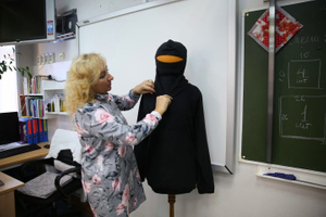 Школьники из ЯНАО шьют тёплые вещи для мобилизованных участников спецоперации