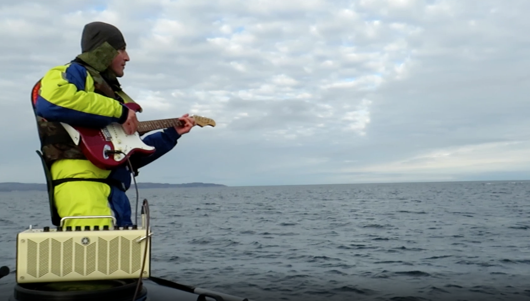 Гитарист сыграл для тюленей в Баренцевом море и узнал об их страсти к рок-н-роллу
