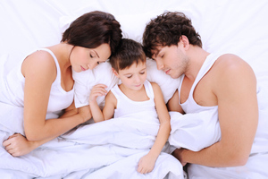 Родителям рассказали, почему важно вовремя научить ребёнка спать отдельно от них
