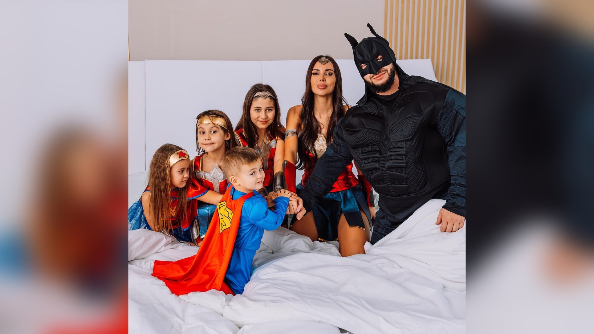 Оксана Самойлова в наряде Чудо-женщины и Джиган в образе Бэтмена с детьми. Фото © Instagram (запрещён на территории Российской Федерации) / samoylovaoxana