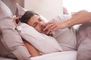 Названы 4 позы для сна, которые угрожают обернуться утренней мигренью
