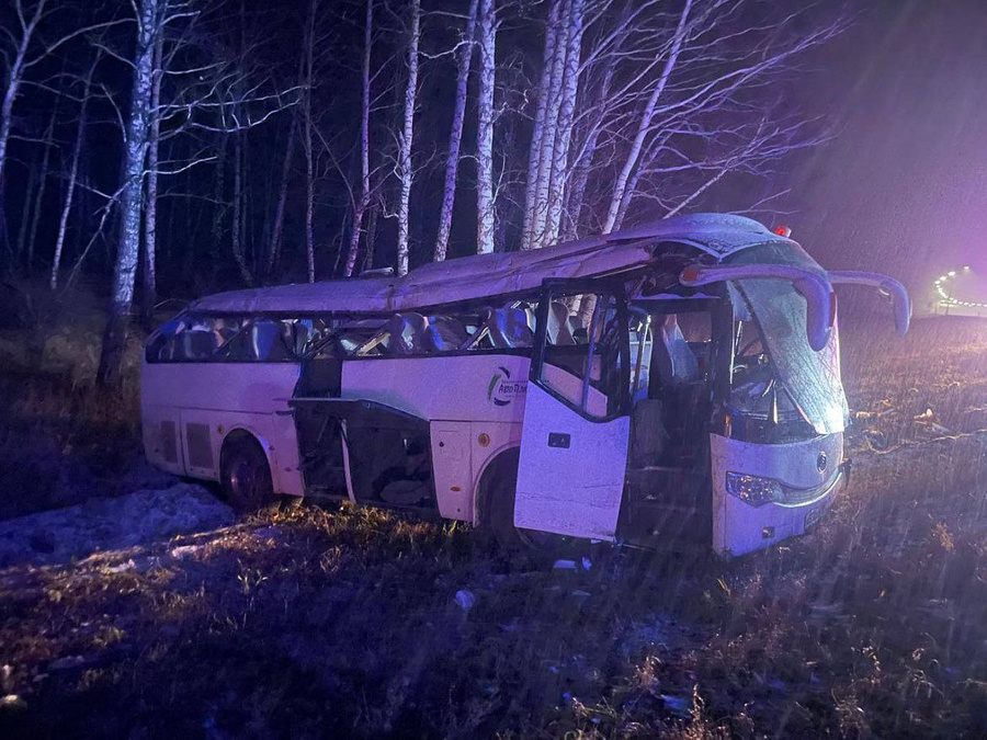 Под Челябинском в ДТП с пассажирским автобусом пострадало 13 человек. Обложка © t.me / МВД МЕДИА
