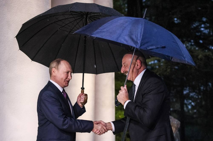 Президент России Владимир Путин и лидер Азербайджана Ильхам Алиев. Обложка © Сергей Бобылев