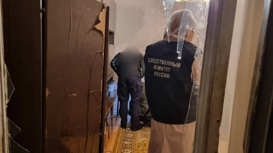 Ремень и разбитые стёкла: В квартире на западе Москвы нашли задушенную женщину