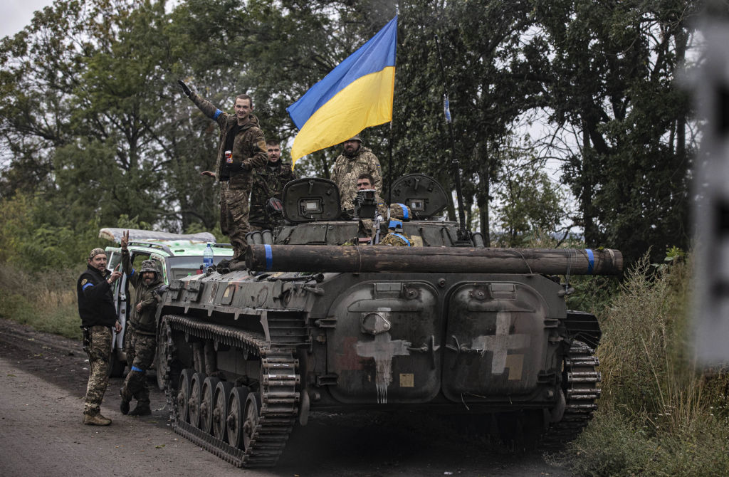 Украинские солдаты сидят в танке. Фото © Getty Images / Metin Aktas / Anadolu Agency
