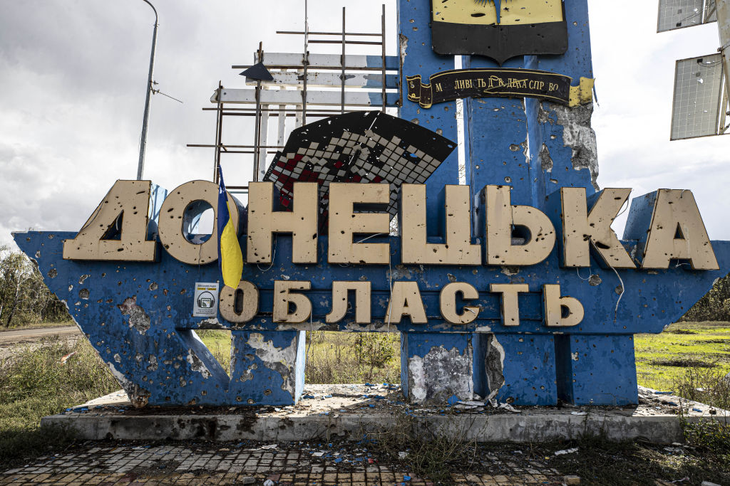 Стела на въезде в Донецкую область. Фото © Getty Images / Metin Aktas / Anadolu Agency