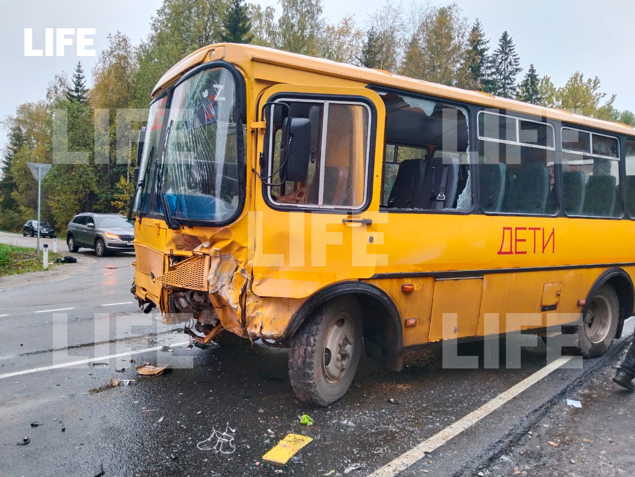 Последствия ДТП с школьным автобусом и иномаркой в Ленобласти. Фото © LIFE