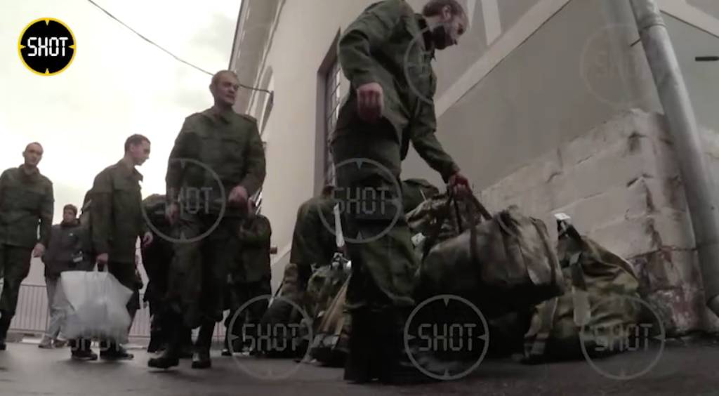 Родные проводили мобилизованных москвичей у военкомата в Замоскворецком районе