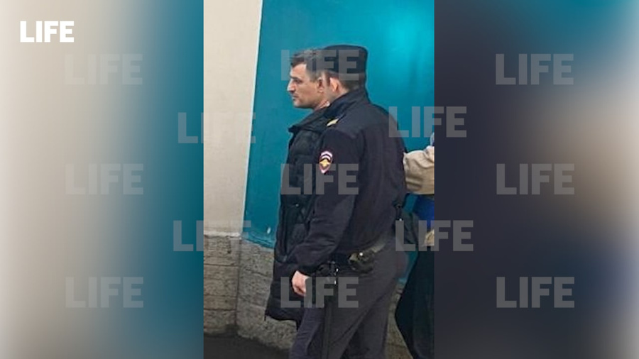 <p>Задержанный вооружённый мужчина в Петербурге. Обложка © LIFE</p>