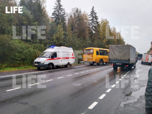 Последствия ДТП с школьным автобусом и иномаркой в Ленобласти. Фото © LIFE