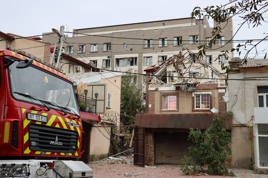 Последствия украинского удара по Херсону. Обложка © Telegram-канал Службы ГО и ЧС по Херсонской области
