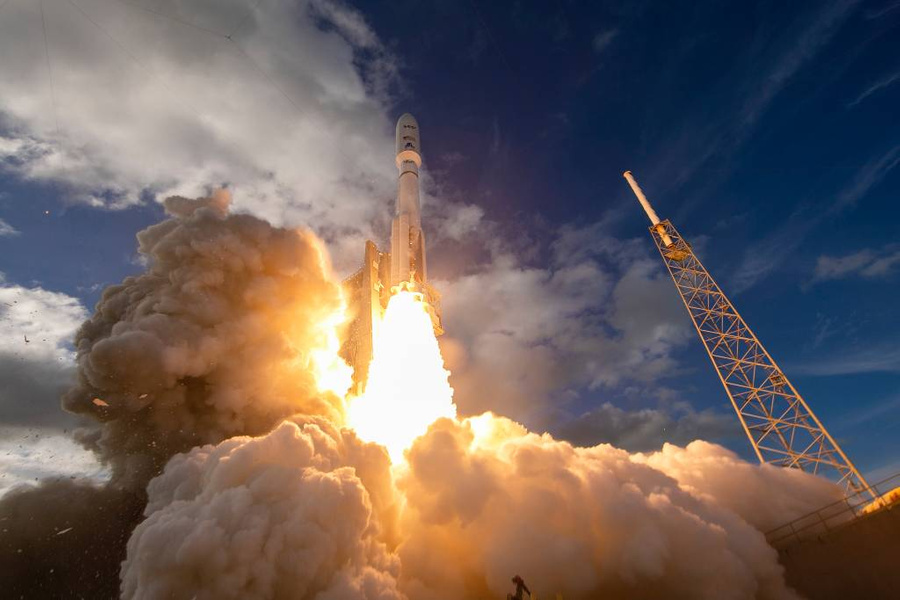<p>Момент запуска компанией ULA ракеты-носителя Atlas V. Обложка @ Twitter / <a href="https://twitter.com/NASAArtemis" target="_blank" rel="noopener noreferrer">@NASAArtemis</a></p>