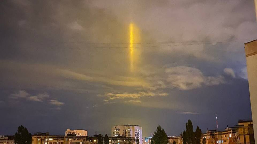 Над Белгородом заметили странные столбы жёлтого света. Telegram / Белгород № 1. Люди