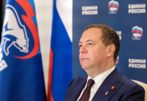 Медведев: Запад не смог "порвать в клочья" российскую экономику