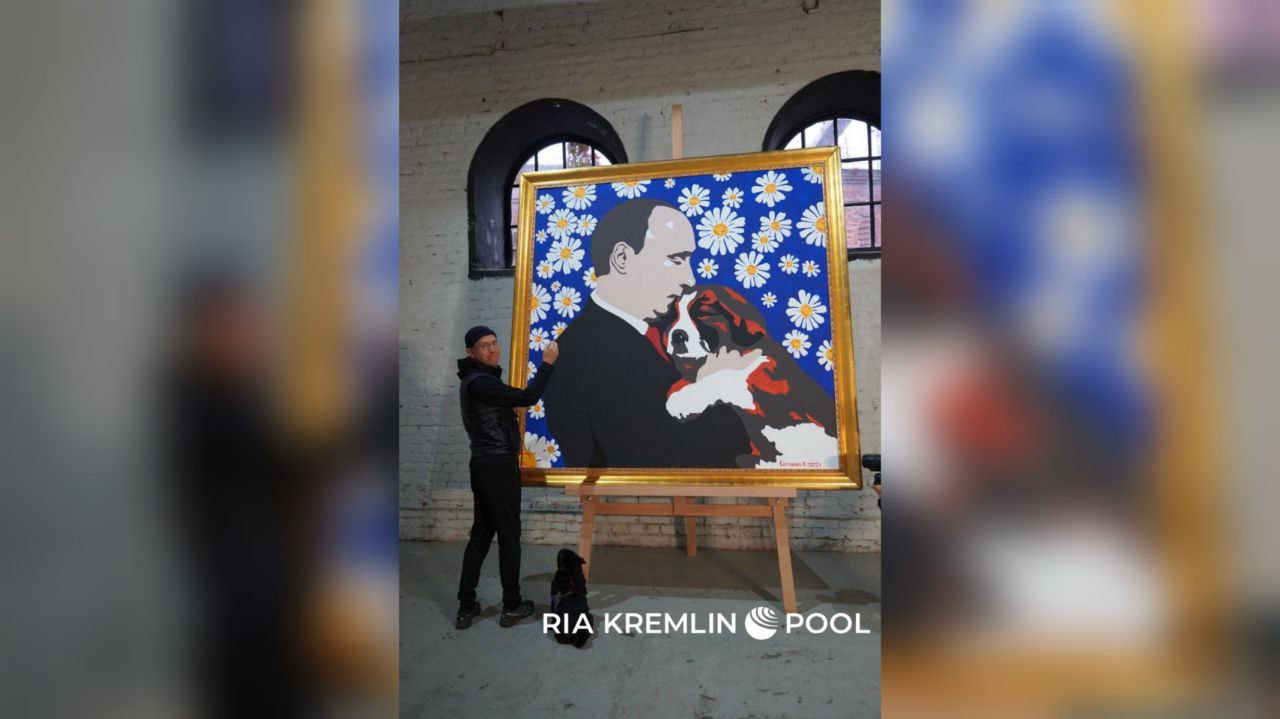 Петербургский художник воссоздал портрет Путина со щенком, отразив рост территории России
