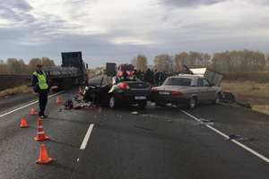 Четыре человека погибли в жуткой аварии с грузовиком и легковушками под Омском