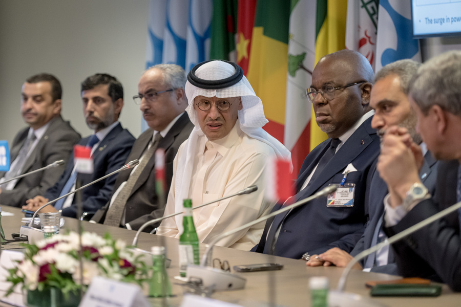 <p>Министр энергетики Саудовской Аравии Абдель-Азиз бен Сальман аль-Сауд (в центре) на пресс-конференции по итогам 33-й встречи министров стран ОПЕК+. Фото © ТАСС / ЕРА / CHRISTIAN BRUNA</p>