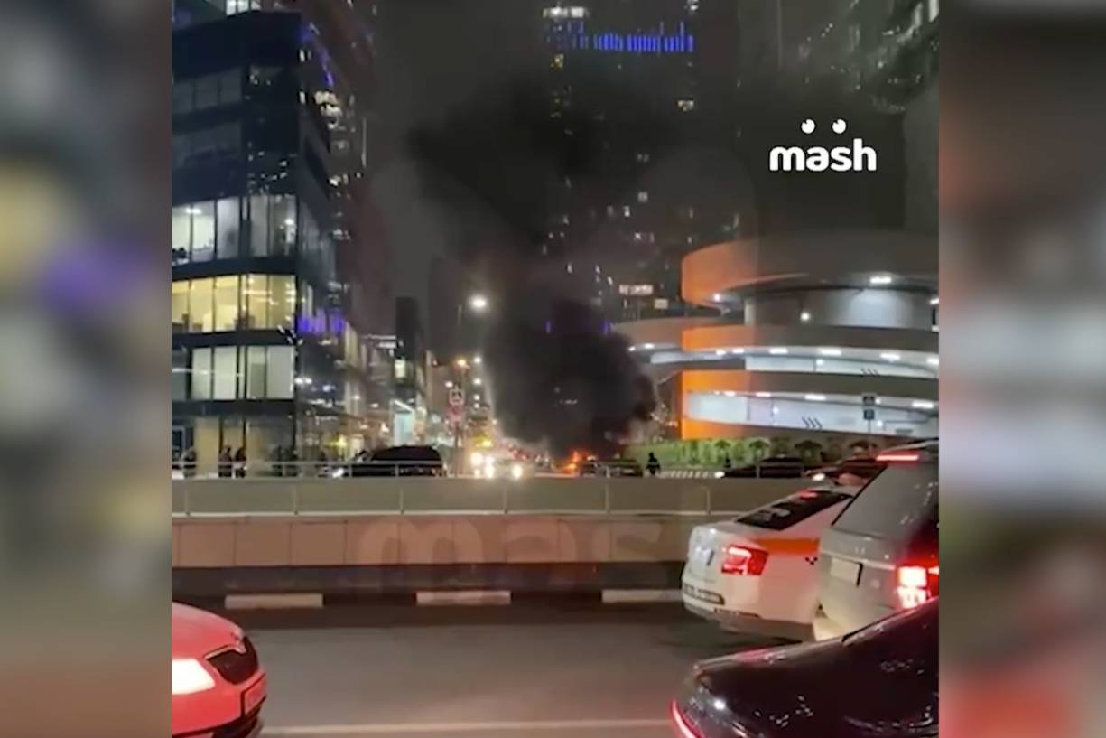 Две машины сгорели около одной из башен Москвы-Сити