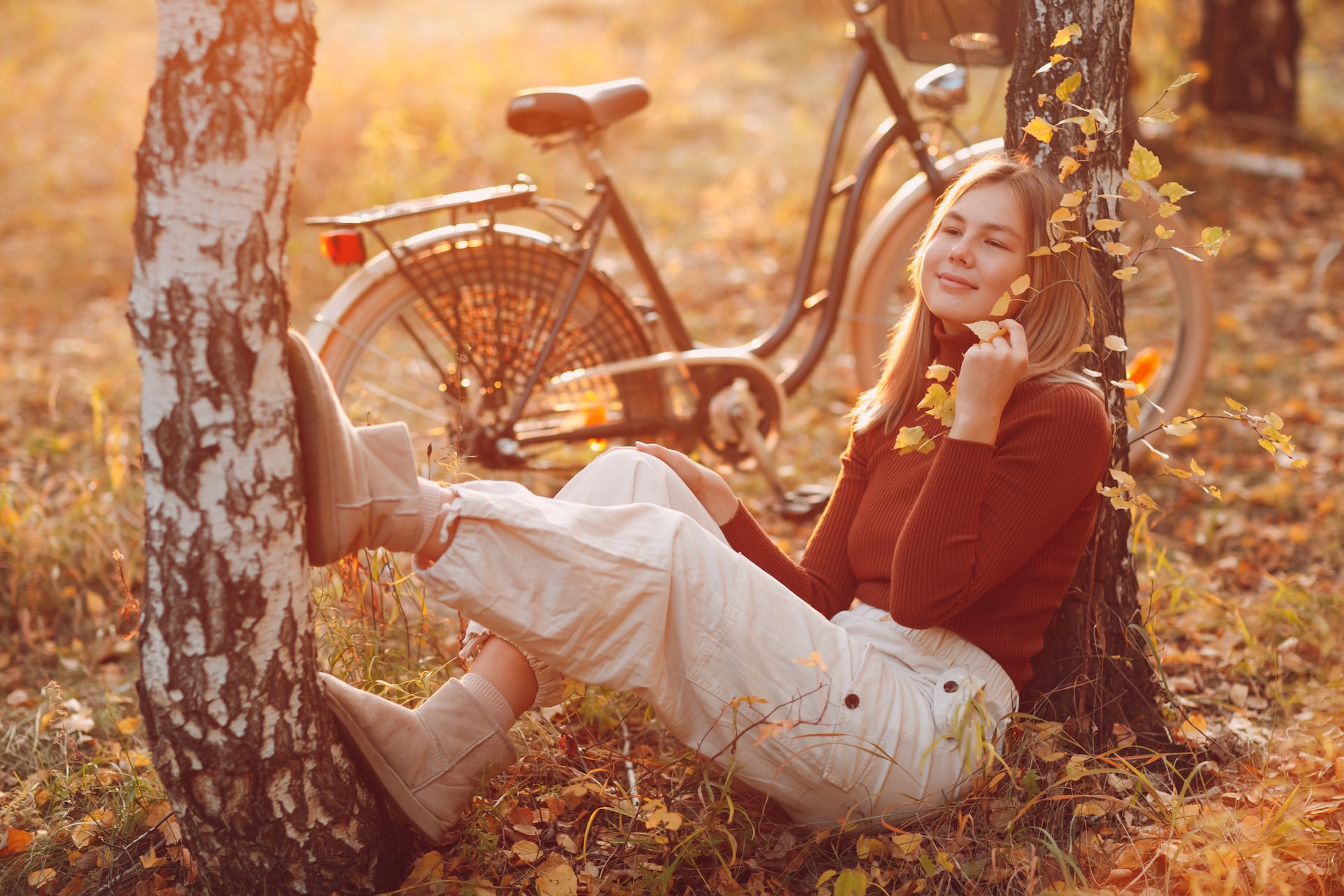Девушка, одетая в коричневый, представляется скучной занудой, не способной быть романтичной. Фото © Unsplash