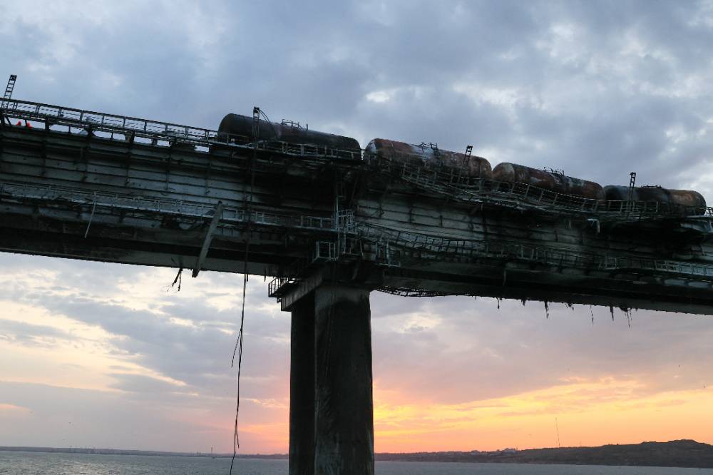 Обрушившуюся часть Крымского моста поручено демонтировать