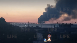 Очевидцы сняли на видео мощный пожар на Крымском мосту