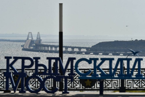 Водолазы МЧС обследуют подводные конструкции Крымского моста