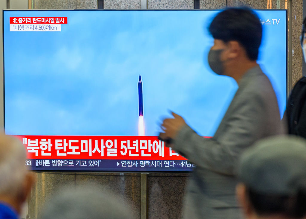 КНДР запустила неопознанную баллистическую ракету в Японское море