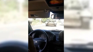 На Украине танк ВСУ едва не раздавил машину с людьми 