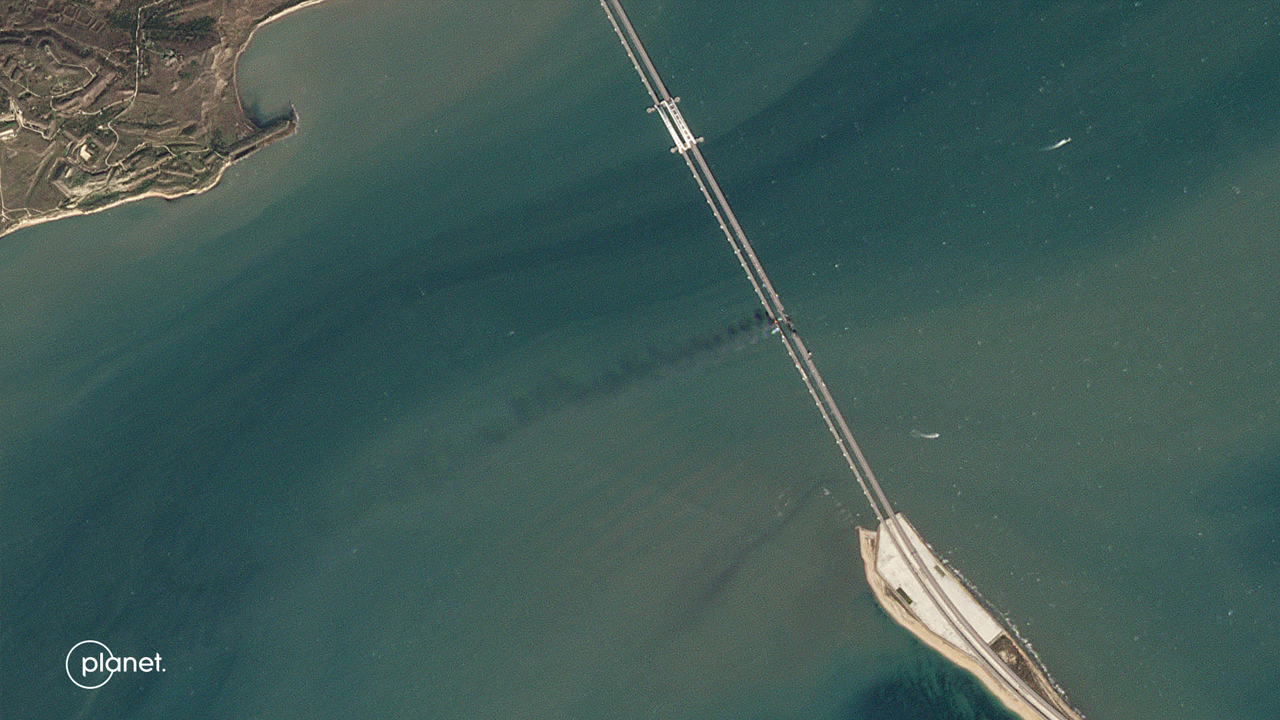 Спутниковый снимок Крымского моста после взрыва. Фото © Twitter / planet