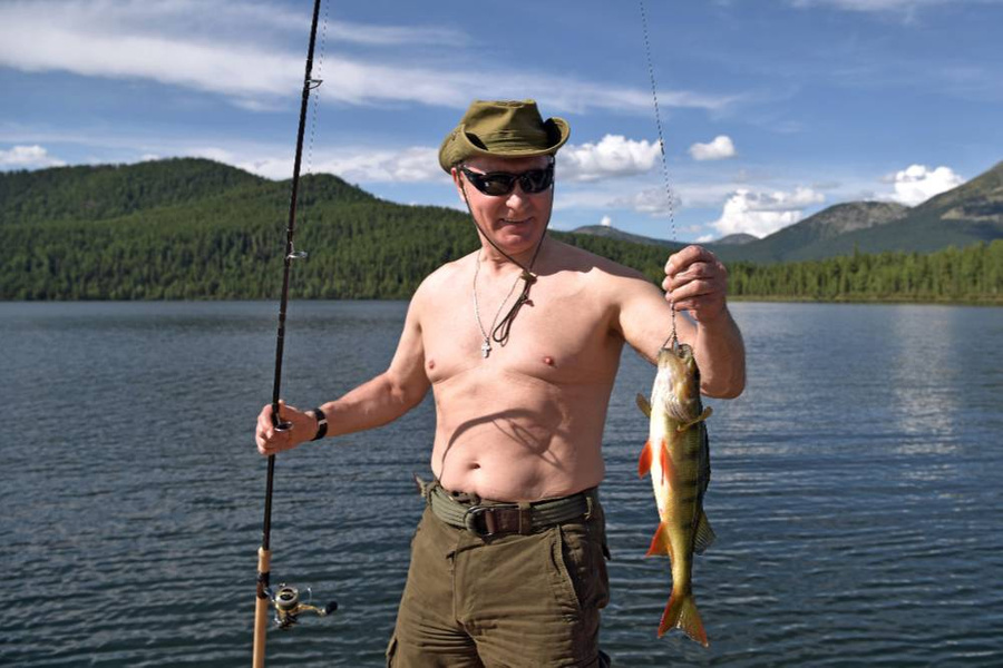 Президент РФ Владимир Путин во время рыбалки в Туве. Фото © ТАСС / Пресс-служба президента РФ / Алексей Никольский