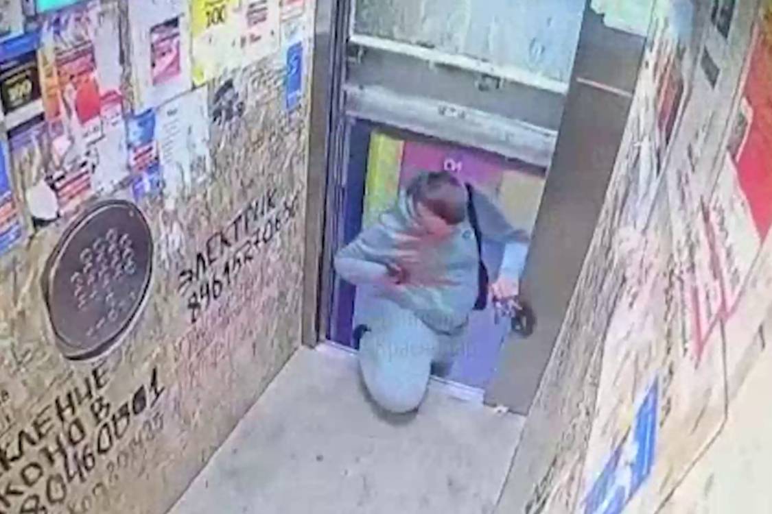 Камеры сняли жуткие кадры, как взбесившийся лифт едва не обезглавил парня в Краснодаре