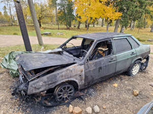 В Латвии сожгли машину украинских беженцев и хозяина отеля, который их приютил
