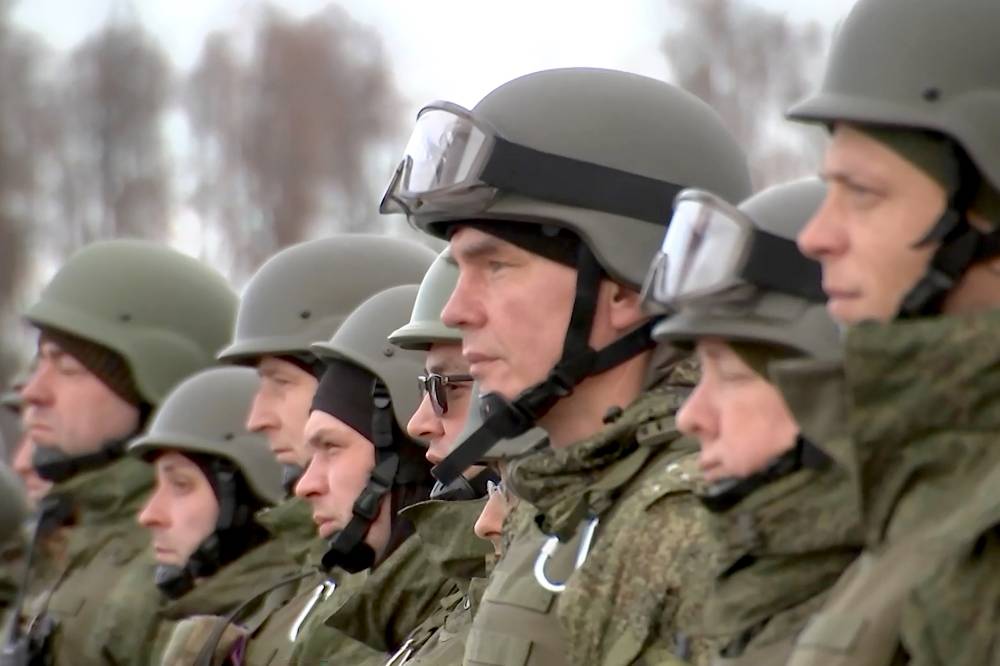 Путин поручил выдать сертификаты на турпоездки семьям участников СВО