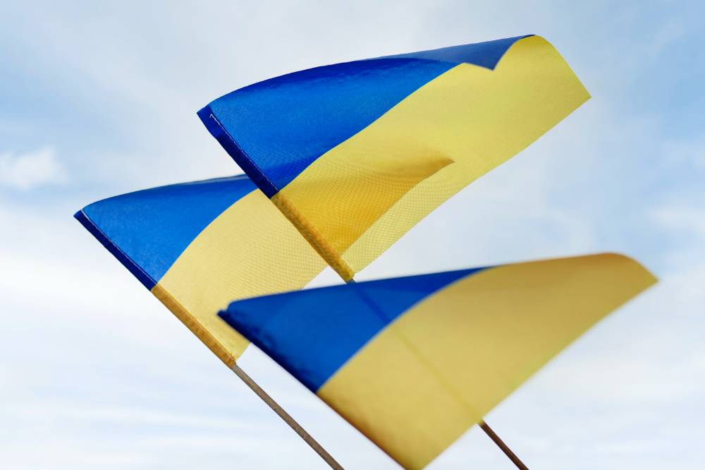 В США поставили украинский флаг в один ряд с символикой ЛГБТ
