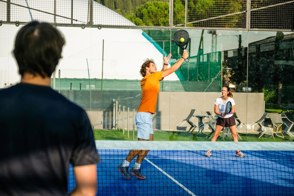 Йога, теннис и ушу: Какие виды спорта помогут сохранить здоровье после 40 лет